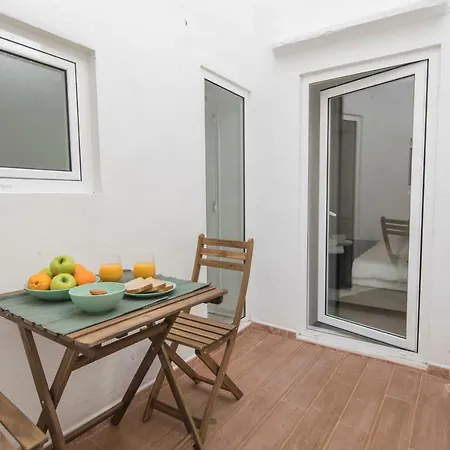 Principe Real: Elegant Flat With Terrace Apartment
