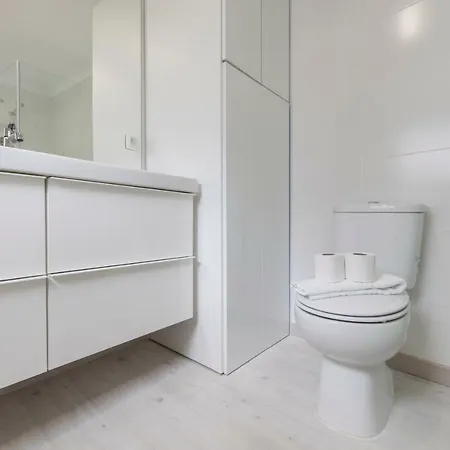 Principe Real: Elegant Flat With Terrace Apartment