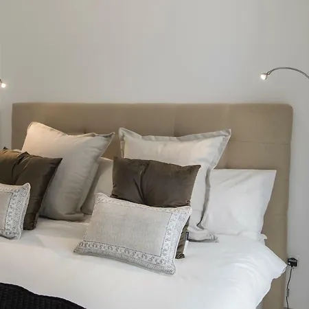 Principe Real: Elegant Flat With Terrace