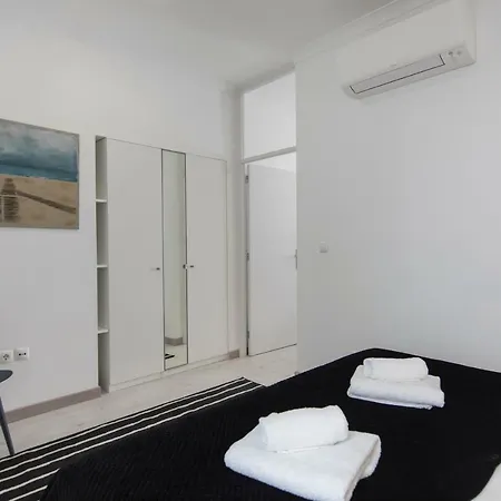 Principe Real: Elegant Flat With Terrace Apartment