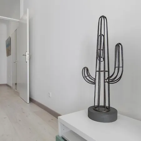 Principe Real: Elegant Flat With Terrace Apartment